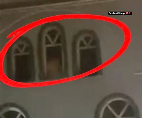 Caminin üst katında görüldü cemaat koşa koşa evlerine kaçtı. Kayseri'de bir kişi o anı çekti yer yerinden oynadı 2